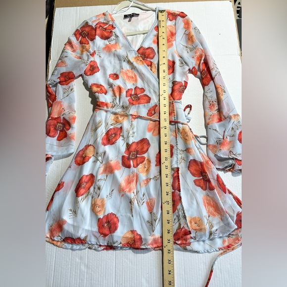 Lulu’s Petal of Honor Light Blue Red Floral Print Wrap Mini Dress Size M - Picture 7 of 9